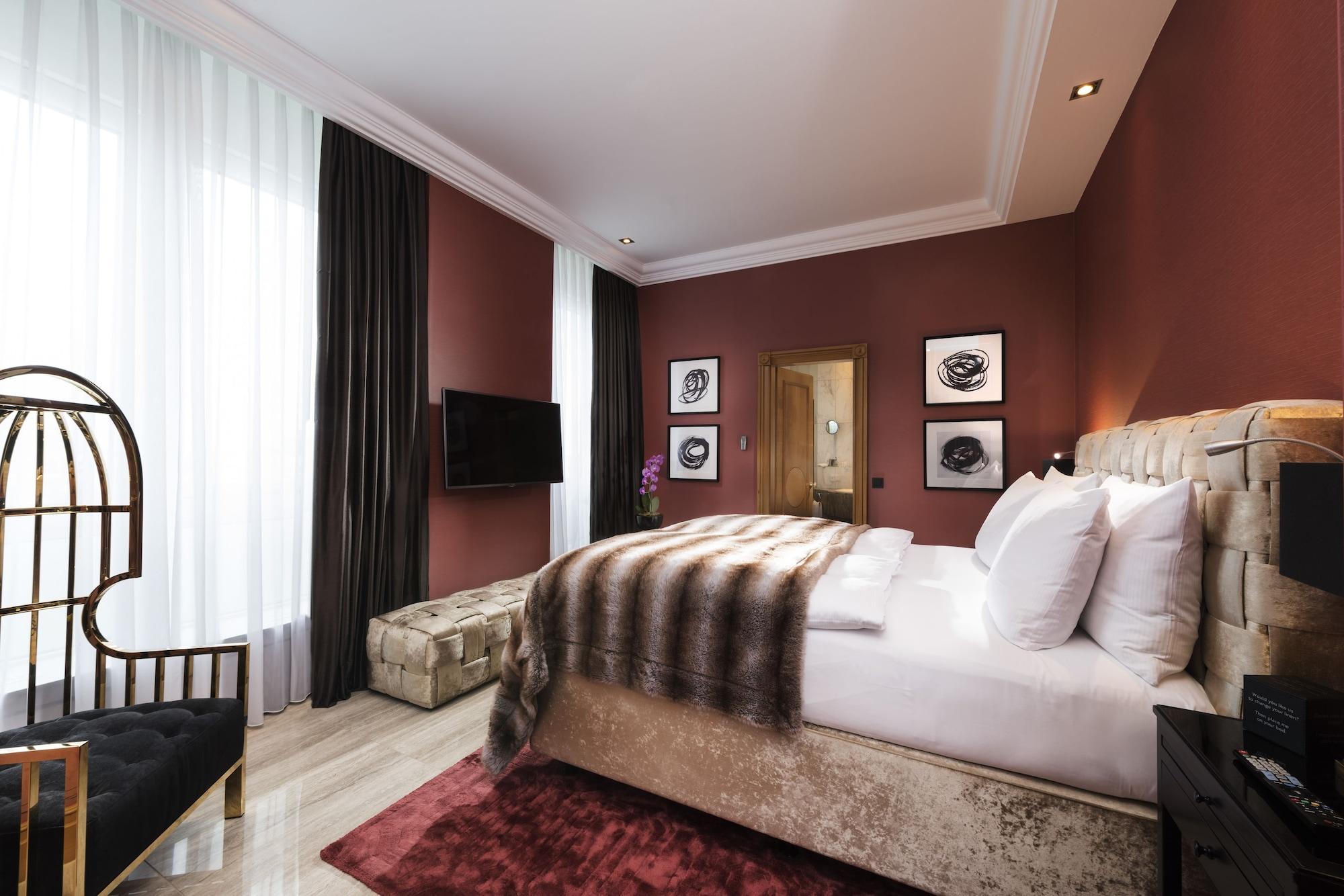 Hotel Palace Berlin Ngoại thất bức ảnh A bedroom at the hotel